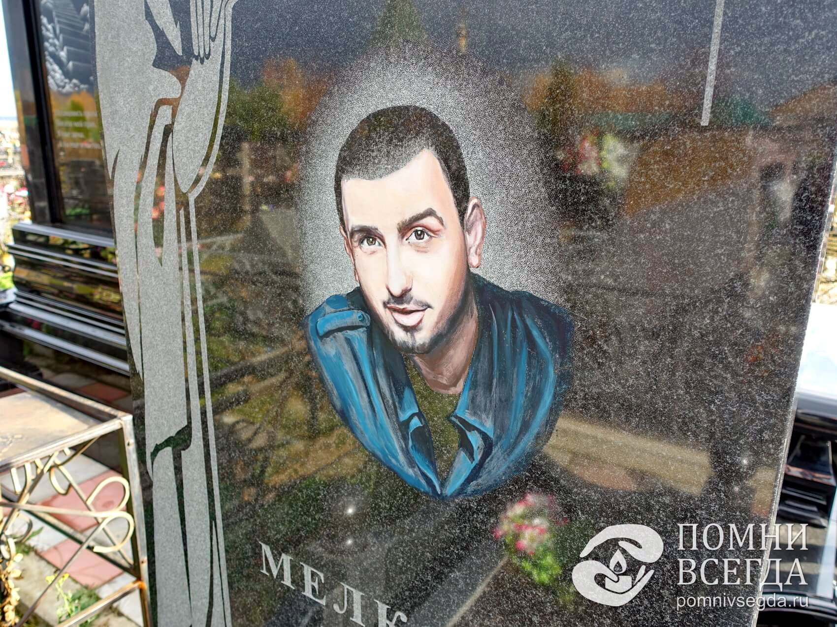 Цветной портрет мужчины на гранитной плите